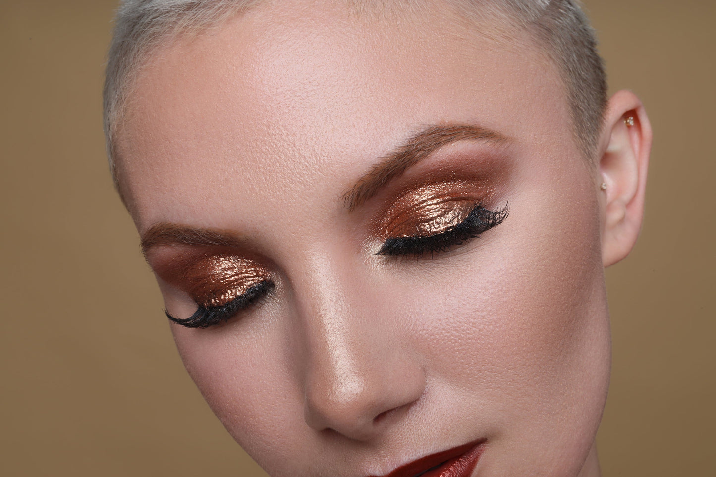 The lip bar LIQUID EYESHADOW