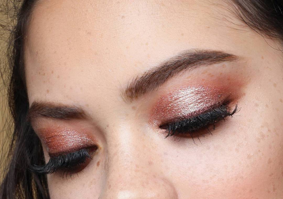 The lip bar LIQUID EYESHADOW