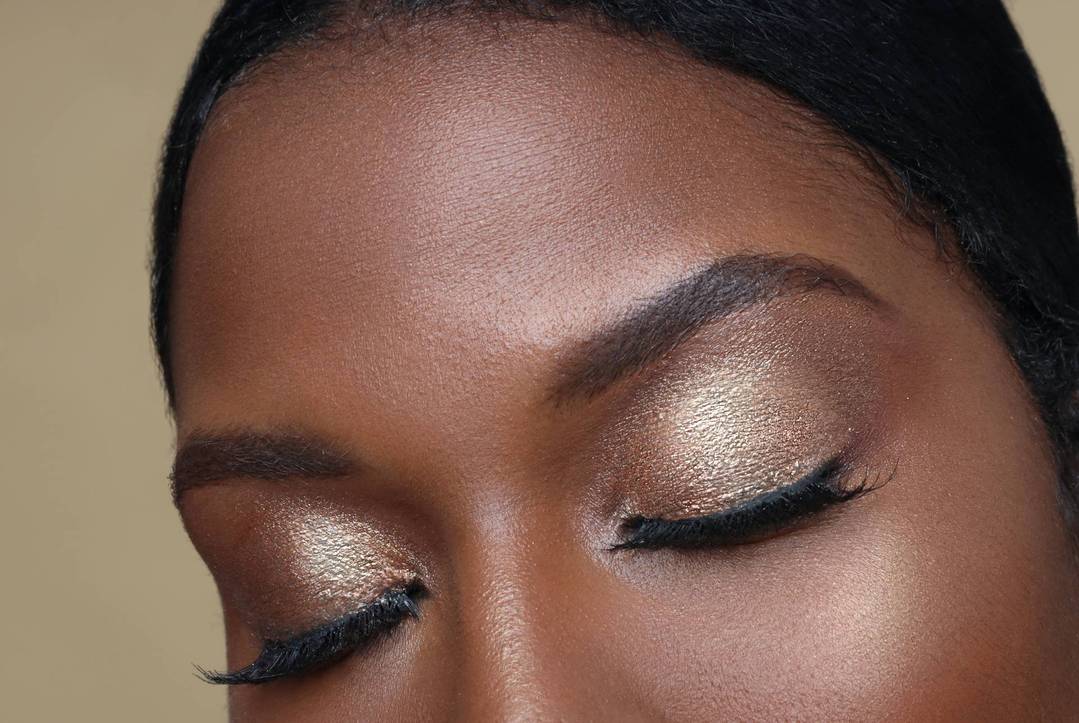 The lip bar LIQUID EYESHADOW